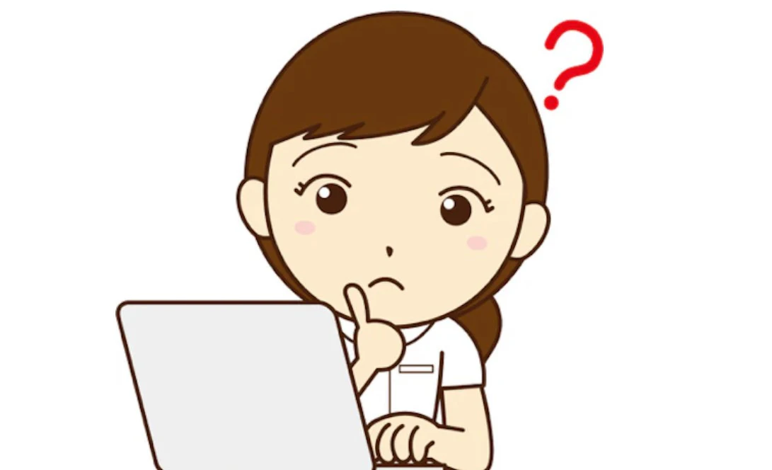 パソコンを見ている看護師