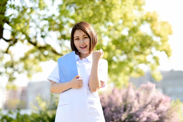 ガッツポーズの看護師さん