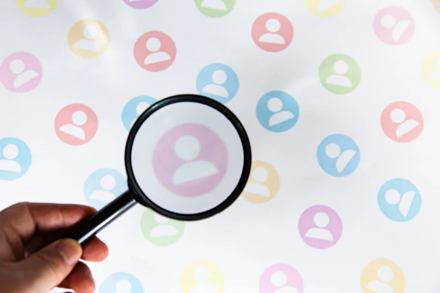 ピンク色の人型マークを拡大鏡で大きくする