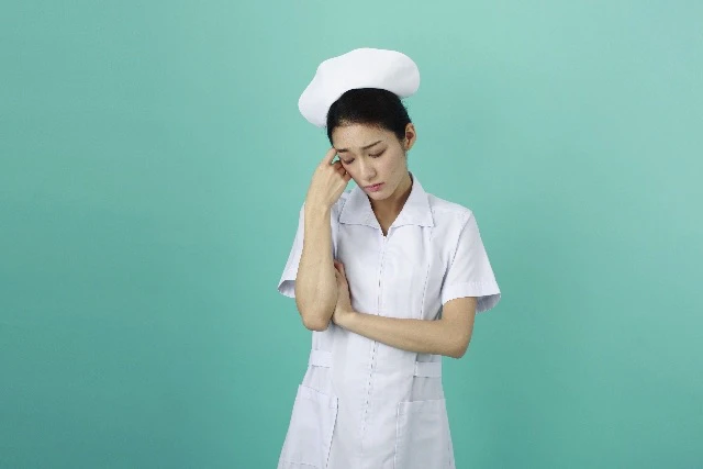 悩んでいる看護師