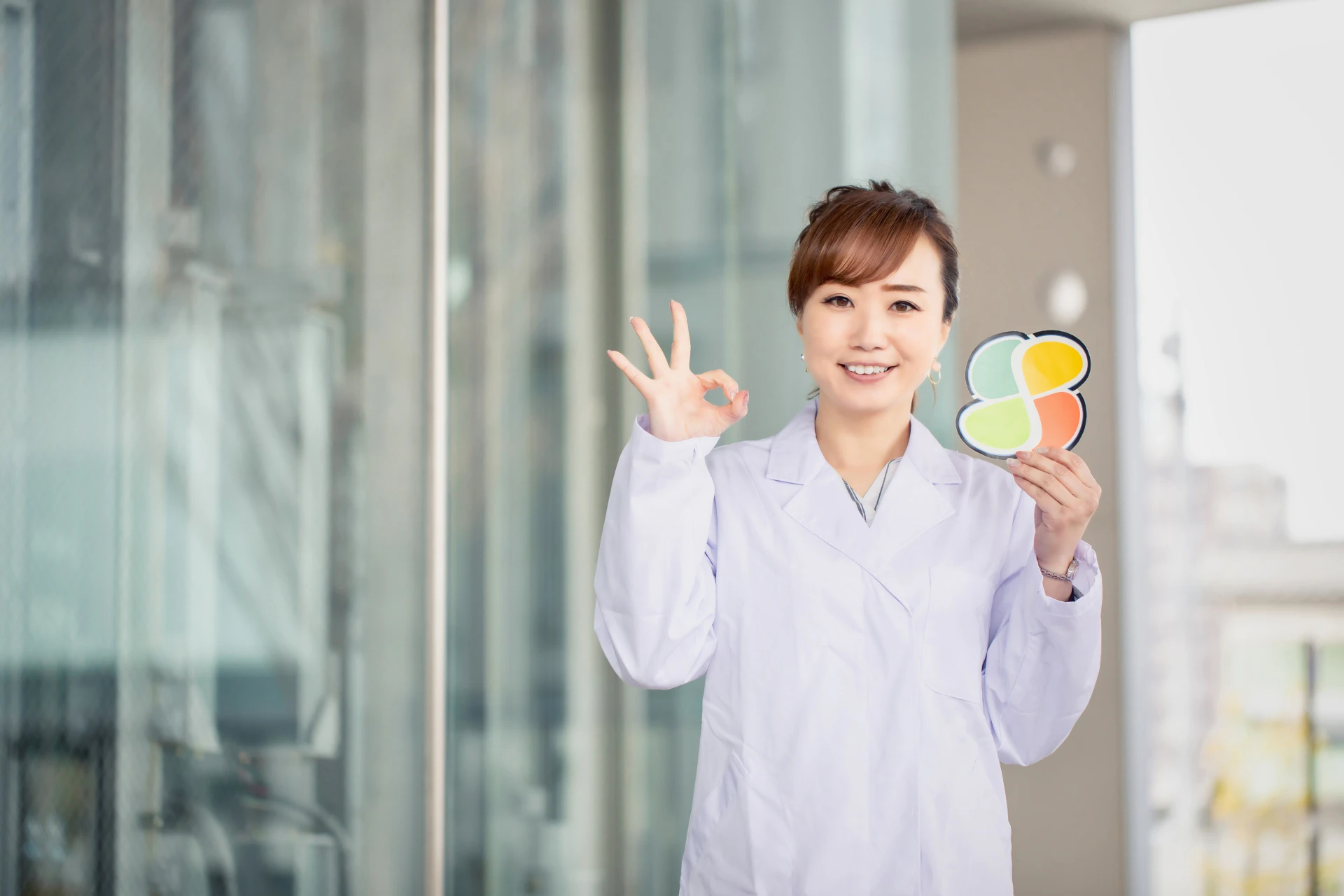 OKポーズの女性