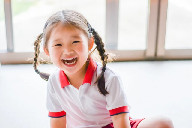 体操をする子どものイメージ