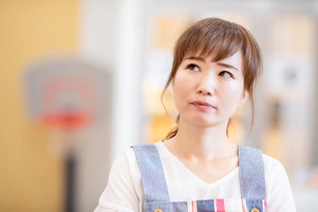 考える保育士さん