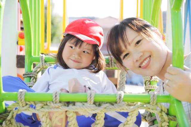 笑顔の保育士と園児