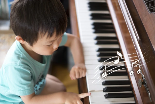 ピアノを弾く男の子