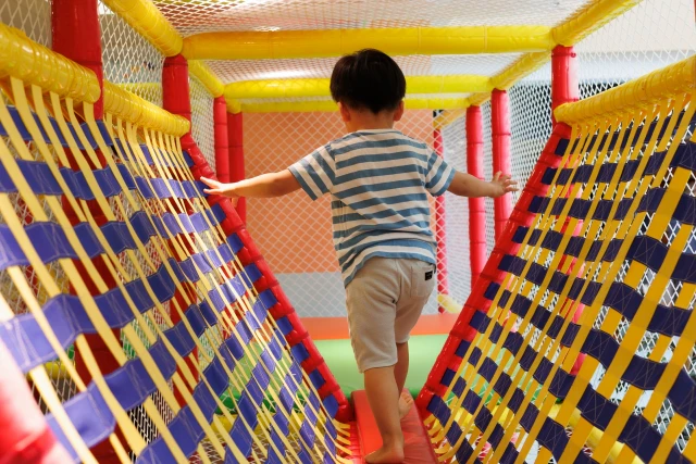 遊具で遊ぶ子供