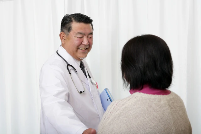 笑顔の医師と患者さん