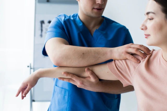 女性の腕の様子を確かめるスタッフさん