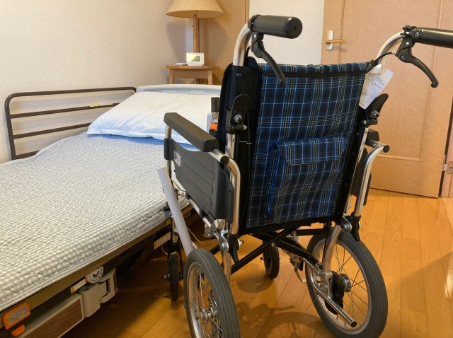 介助用ベッドと車椅子
