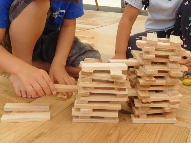 積み木で遊ぶ少年と少女