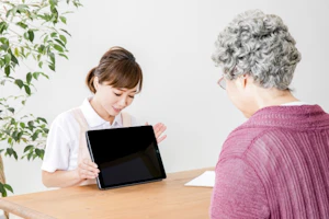 高齢者とスタッフ