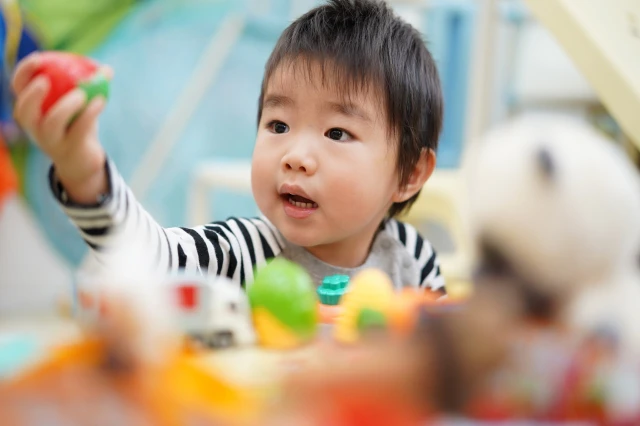 おもちゃを握る男の子