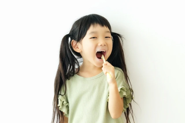 歯磨きをする女の子