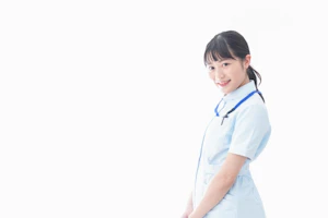 聴診器を付けて微笑む女性看護師