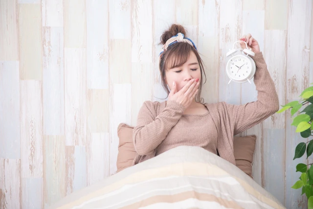 あくびをする女性