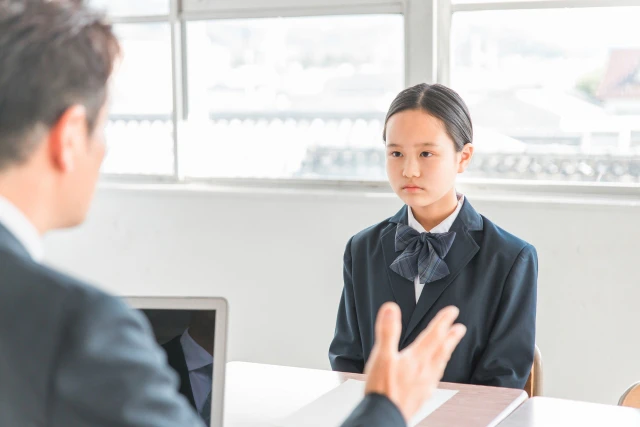 話を聞く女子生徒