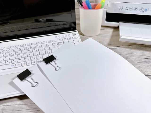 ノートパソコンと書類など