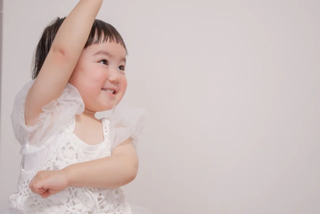 手をあげる子ども