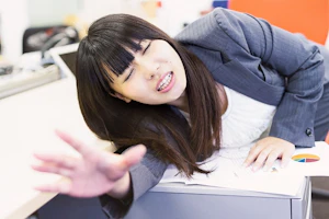 仕事に追われる女性の写真