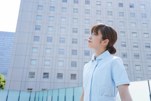 上を向く看護師さん