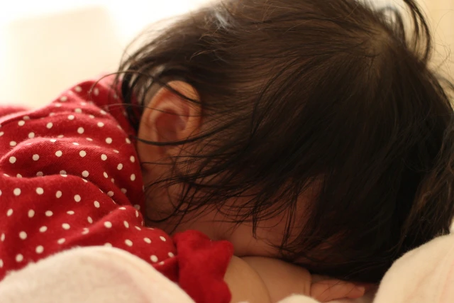 うつ伏せになって泣いている子供