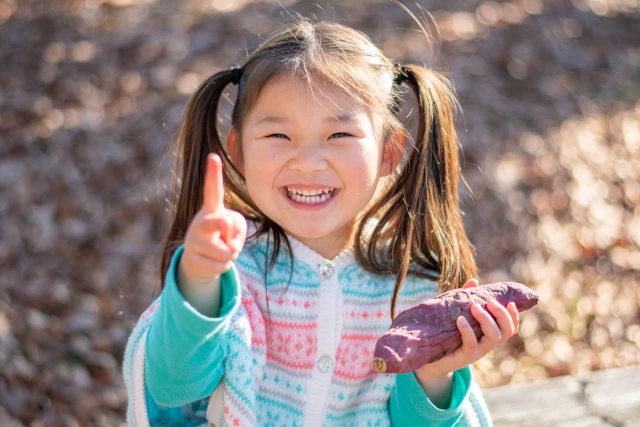 ピースサインの女の子