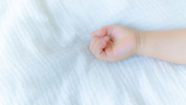 腕を伸ばしている赤ちゃん