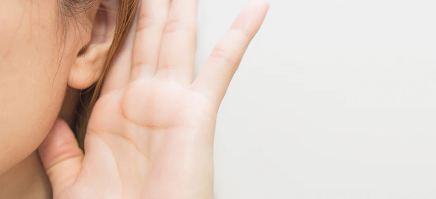 耳に手を添え聞こうとしてる