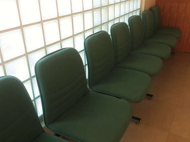 病院の待合の椅子