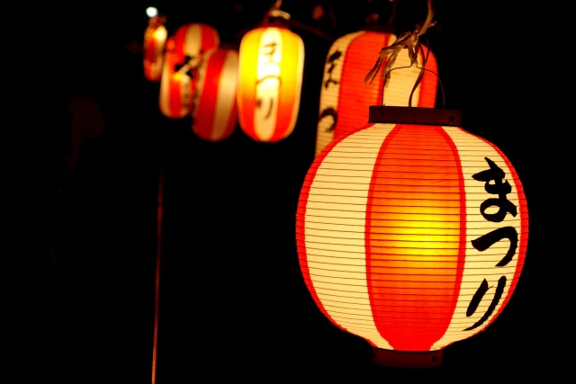 灯っている提灯