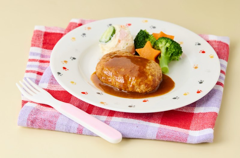 「作っても食べてくれない」の解決策。冷凍幼児食「モグモ」なら食べてくれる理由