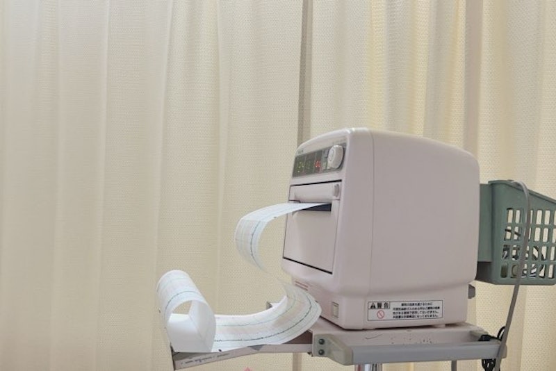 【明日から使える助産師の知識】羊水過少の病態と看護|分娩時のポイントと注意点
