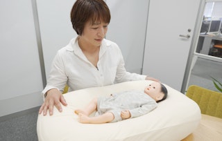 【助産師向け】赤ちゃんの「眠り」とママの「休息」を支える。現場で伝えたい「iimin Cカーブベビーふとん」の価値と正しい使い方