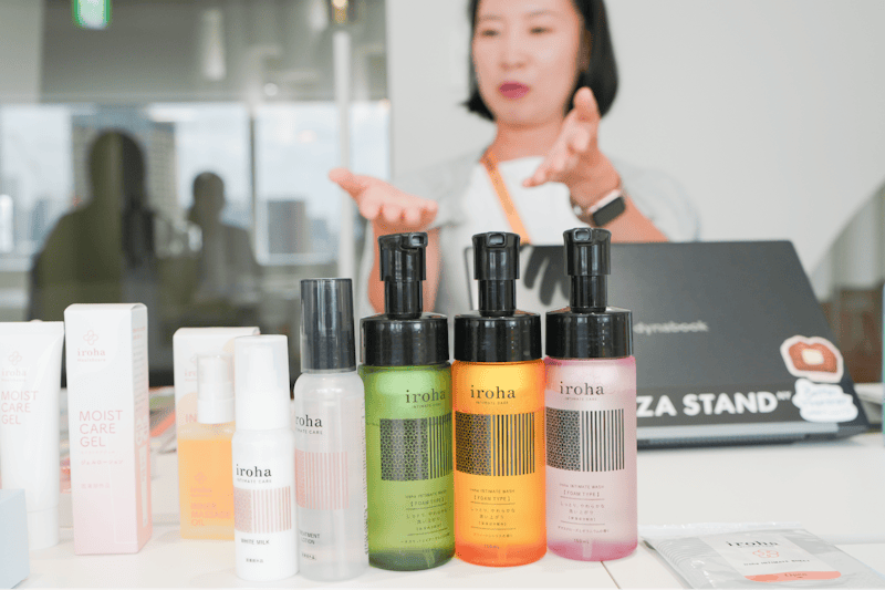 写真中央の3本のボトルがデリケートゾーン専用の弱酸性ソープ「iroha INTIMATE WASH【FOAM TYPE】」