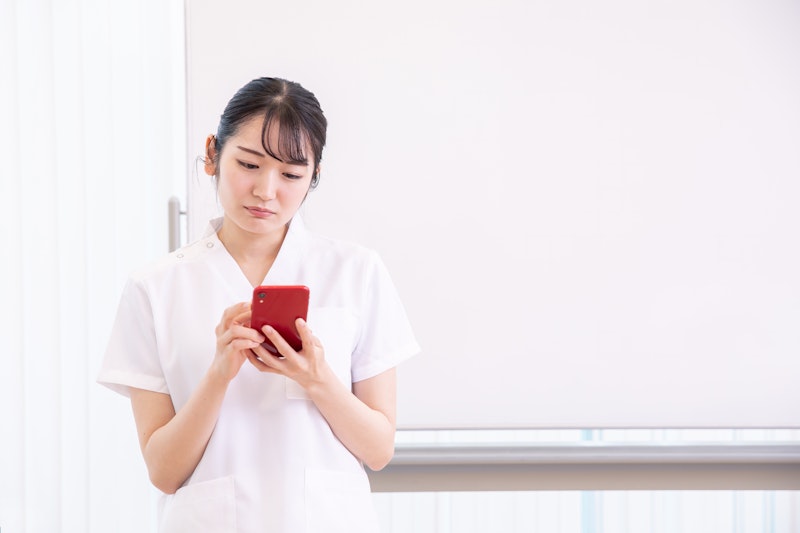 【2025年版】助産師の平均年収は?都道府県別でみる年収の格差