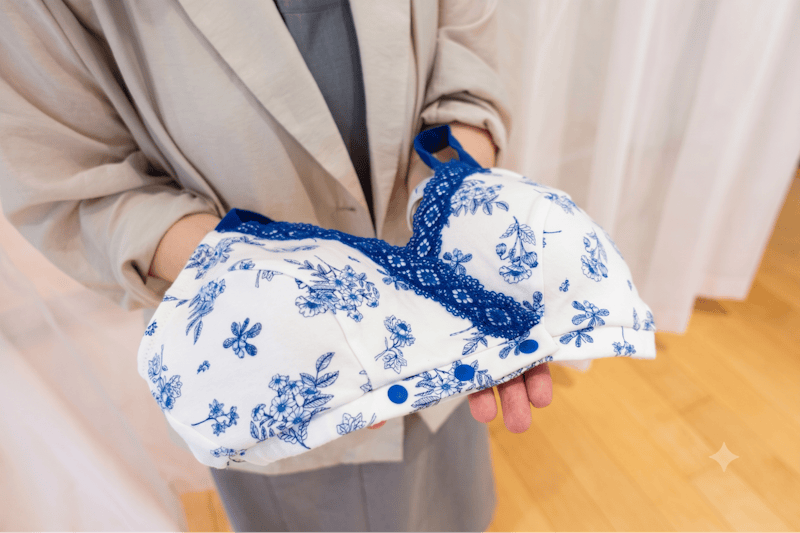 フロントに3つのボタンがある前開きのカシュクールタイプ