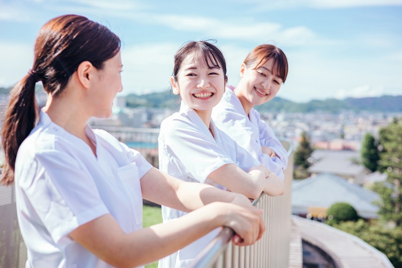 【2024年最新版】助産師になるには？大学・専門学校など最短ルートから難易度まで徹底解説