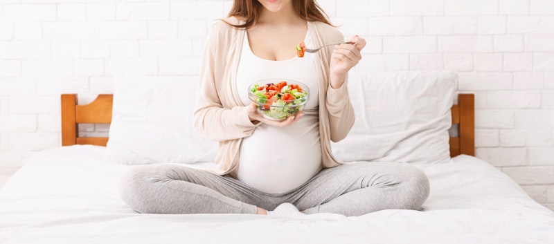 【助産師必見】妊娠中に注意するべき食べ物とその理由|保健指導のポイントを解説