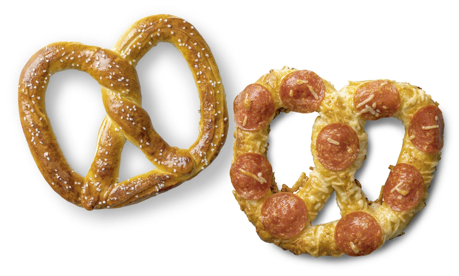 Auntie Anne's のプレッツェル（左：シンプルな塩味／右：ペパロニとチーズ）