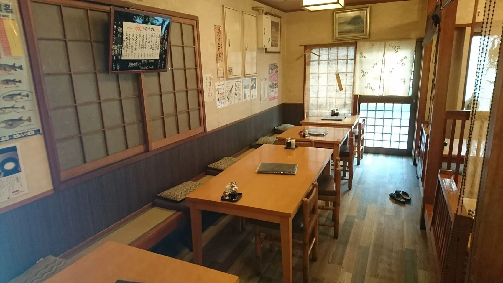 店内イメージ-一階テーブル席