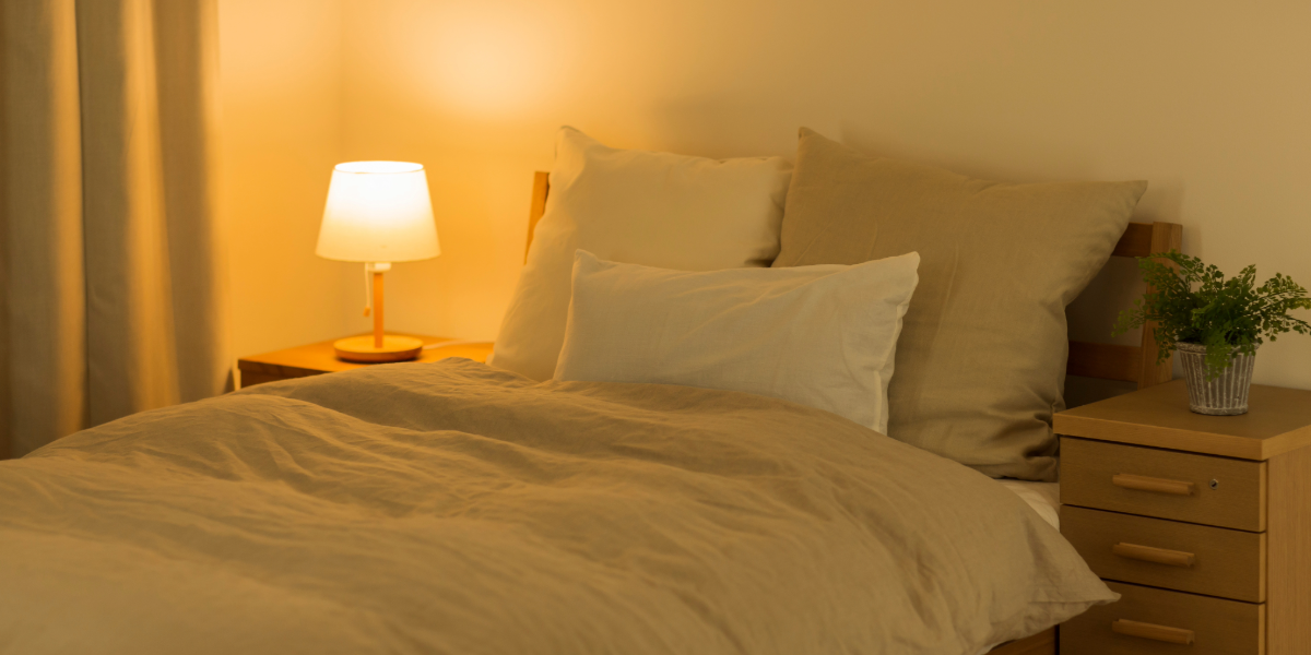 寝室の照明、音、温度。眠りの質を上げるベスト環境とは？
