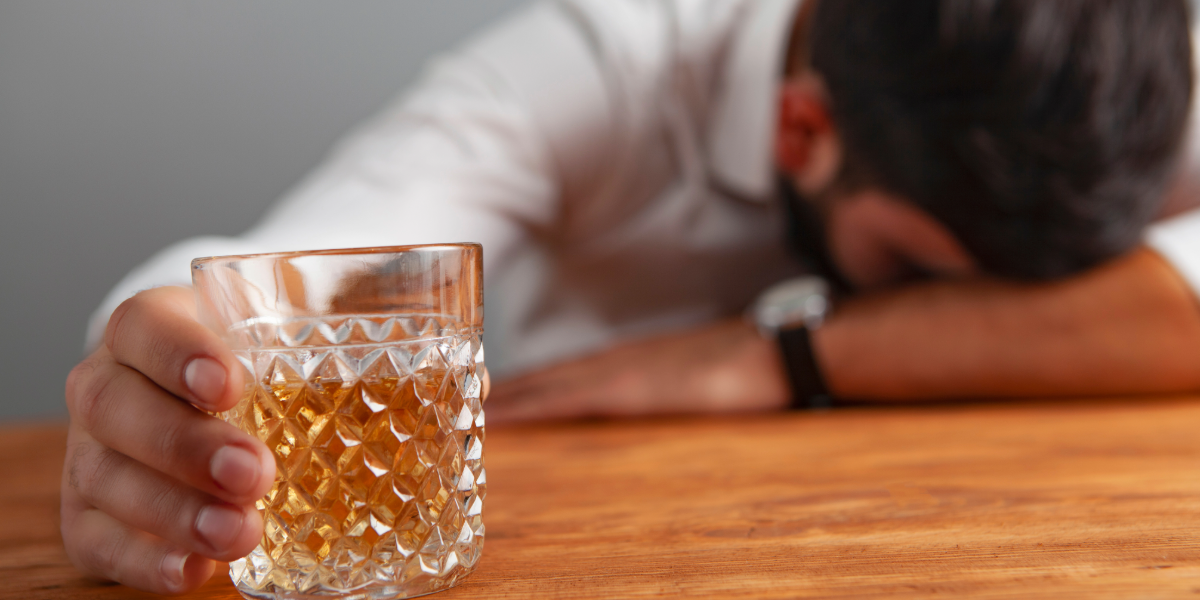 アルコールは眠りの味方？それとも敵？寝酒の落とし穴