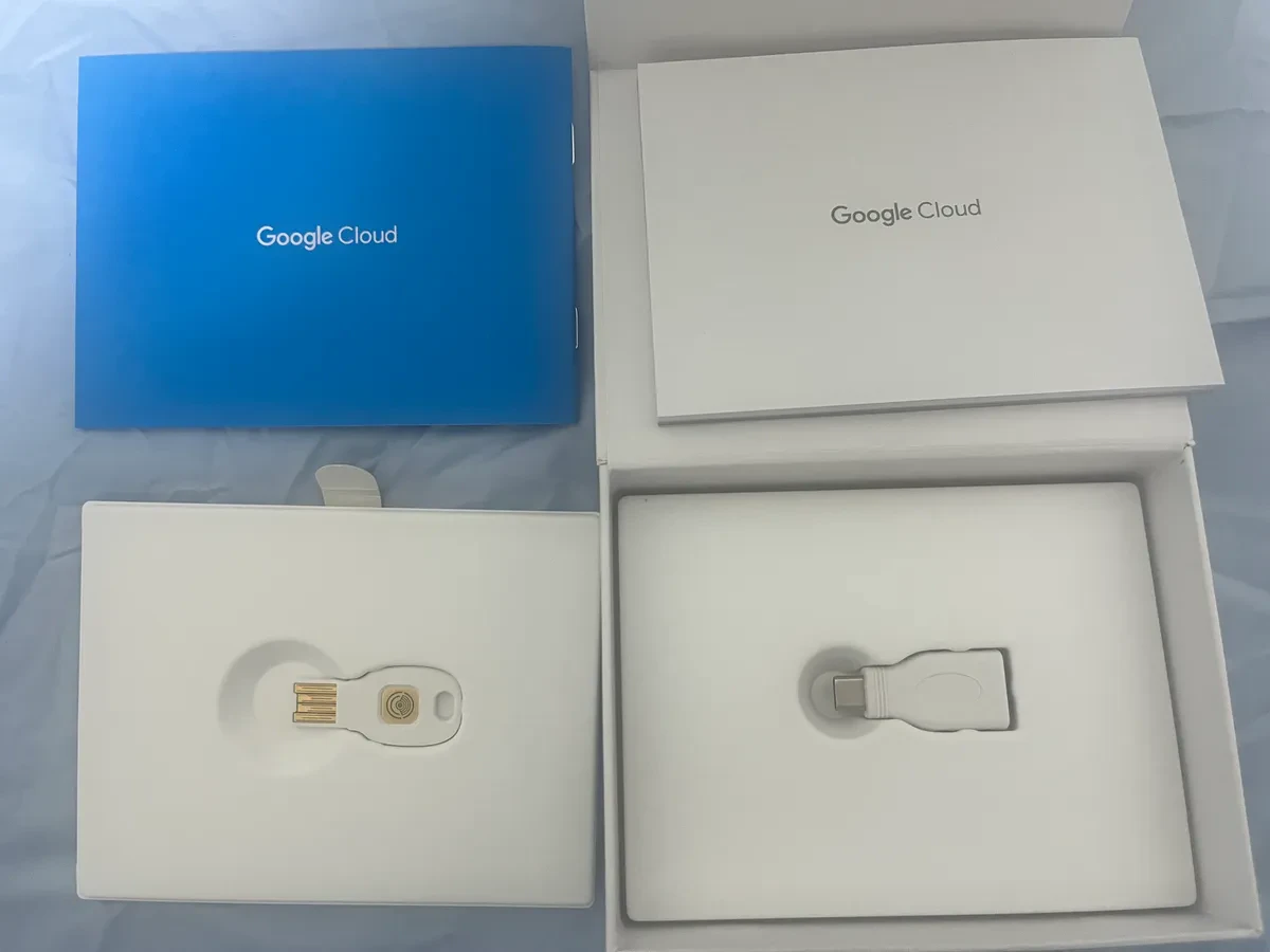 Google titanの開封写真。キー本体と説明書が写っている。