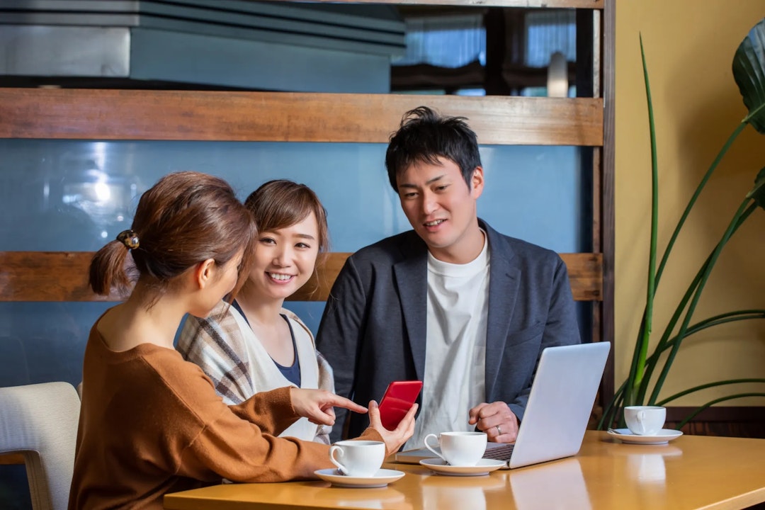 ミーティングを行っているレストランの従業員