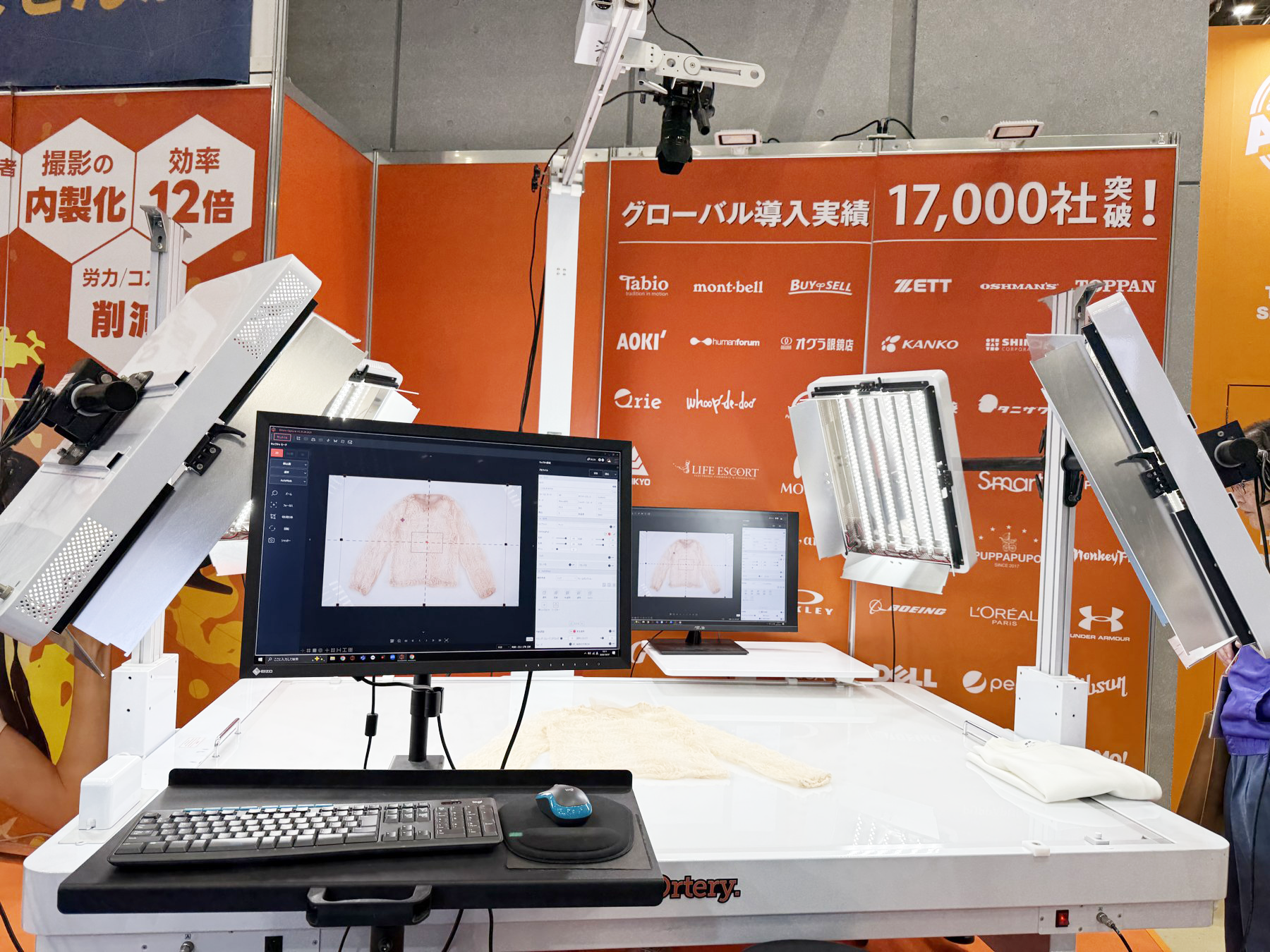 商品の撮影を自動で行う機械の展示。商品写真を撮影するための設備にも目を向けました。
