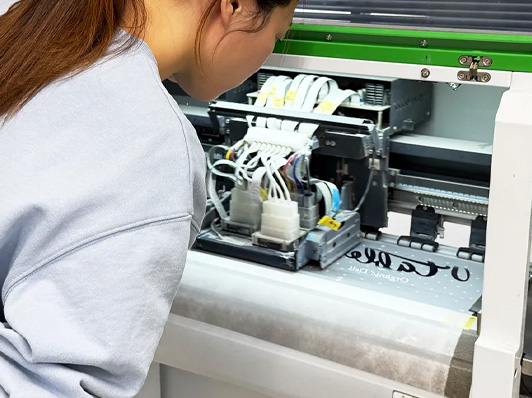 専用プリンターでフィルムへデザインを印刷する様子