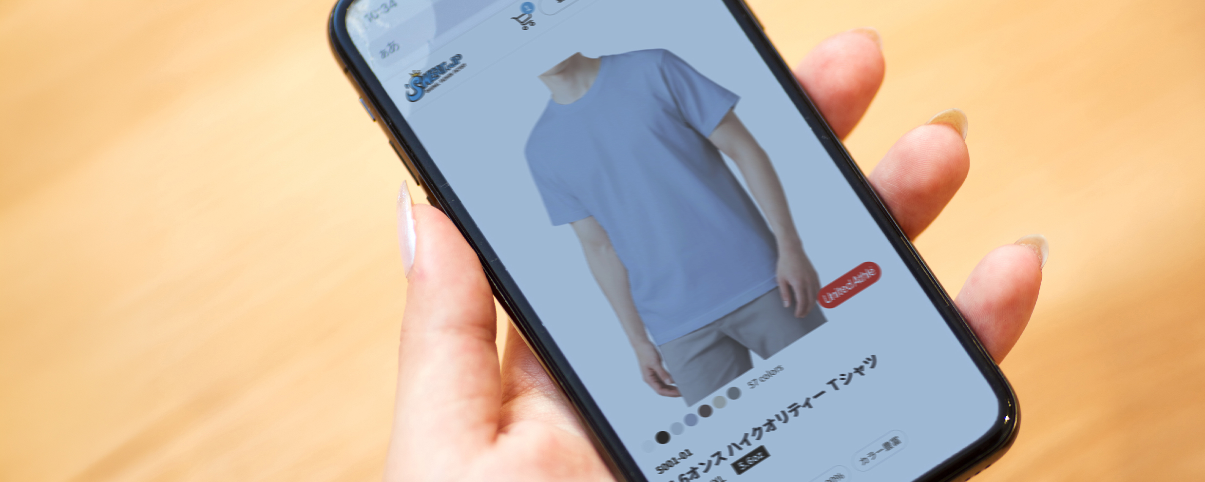 スマートフォンで注文商品を選ぶ様子