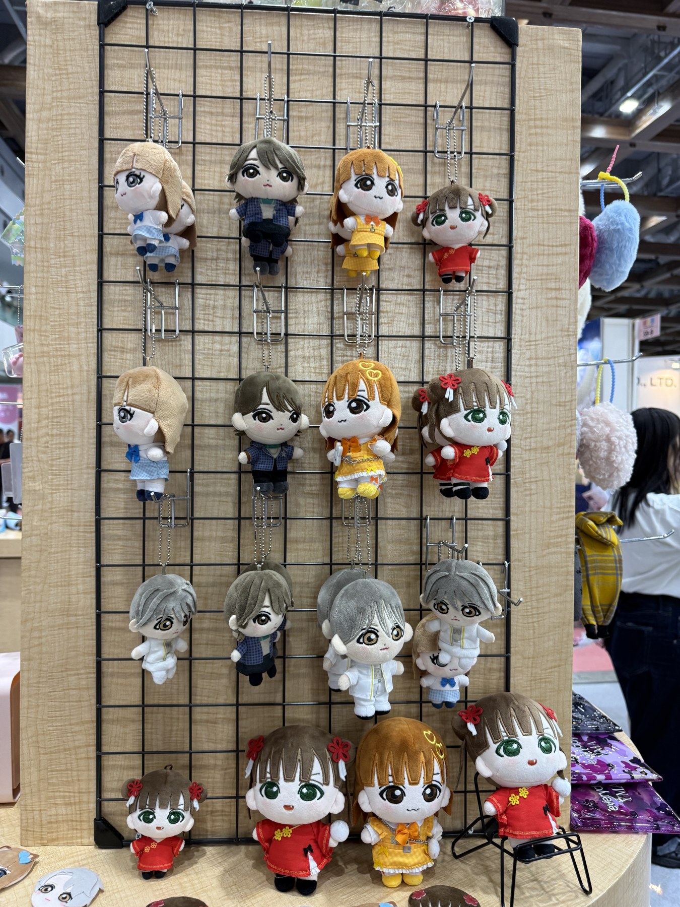 衣装や表情の異なるぬいぐるみキーホルダーの展示。