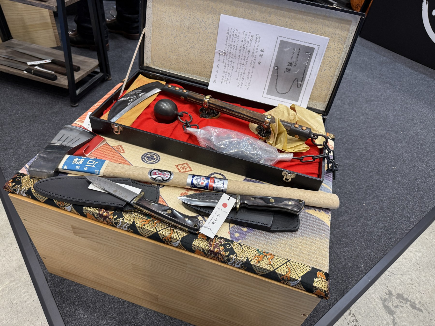 和の絵柄を取り入れた箱と小物の展示。組み合わせて見せることで世界観が伝わります。