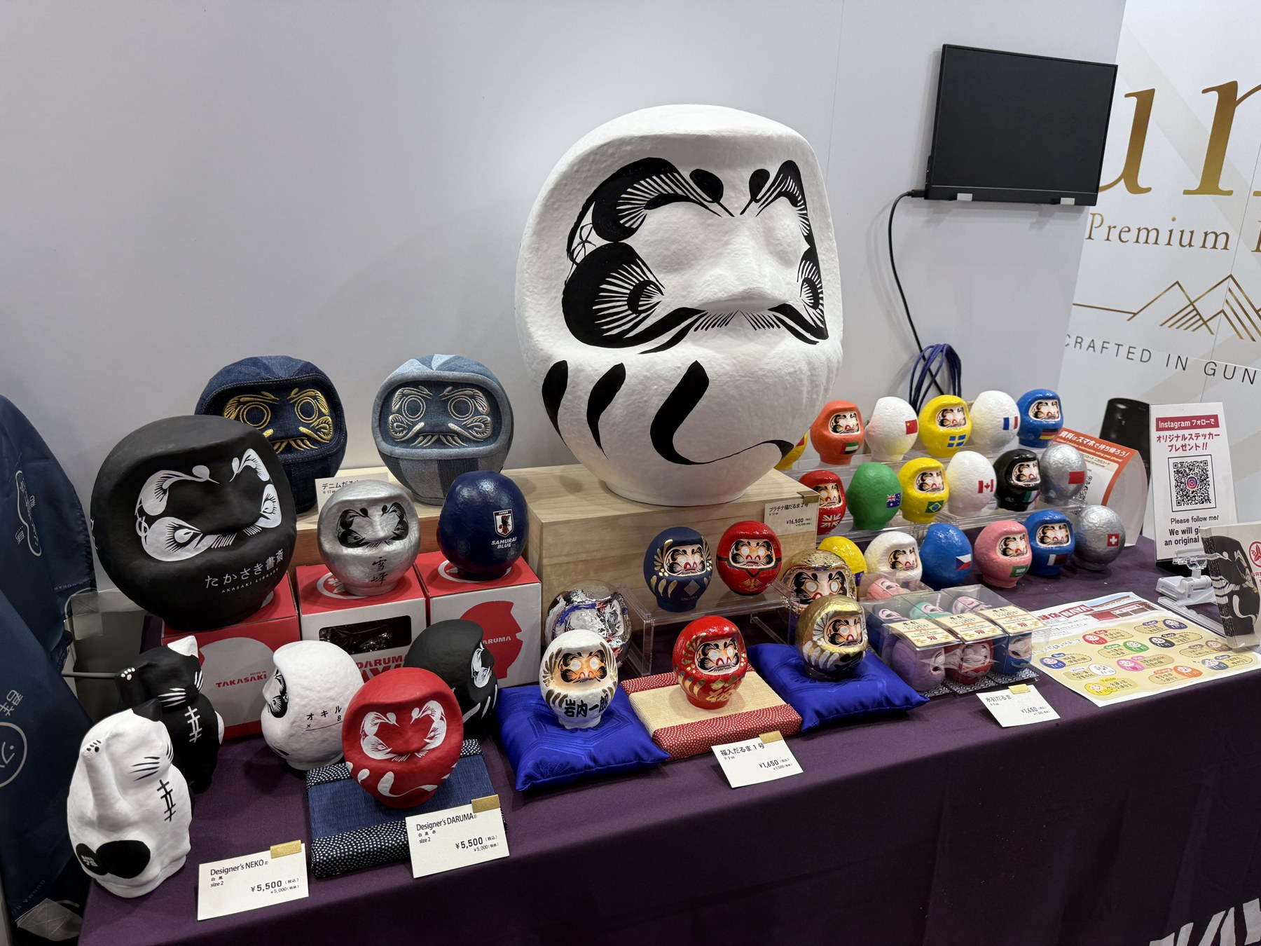 大小さまざまなだるまが並ぶ展示。色の違いも選ぶ楽しさにつながります。